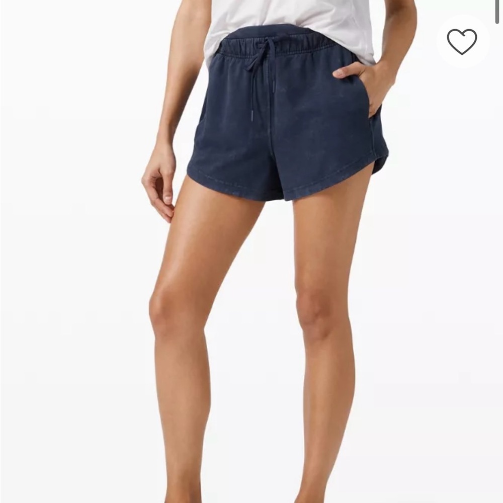 Lululemon Inner Glow HR Shorts 3" in Gravel Dust True Navy size 10